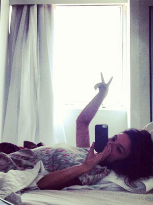 ísis Valverde posta foto deitada em sua cama, logo após acordar