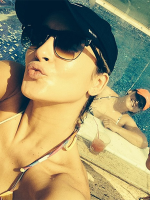 Claudia Leitte aproveita piscina com amigas