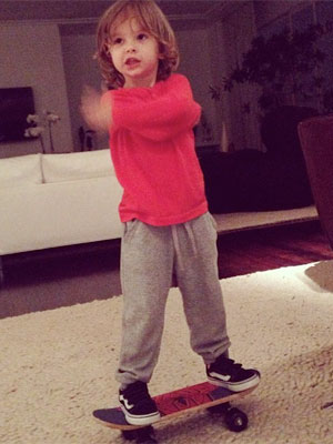 Adriane Galisteu posta foto do filho andando de <i>skate</i> na sala