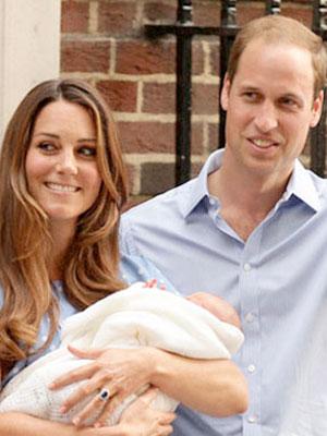 Rainha Elizabeth II coloca foto do príncipe George na sala de visita