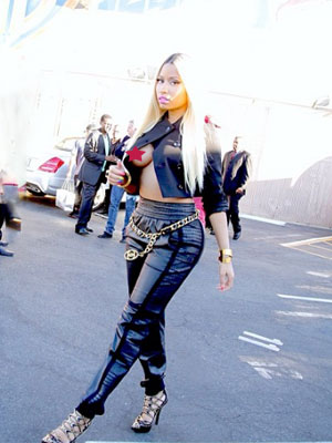 Nicki Minaj usa <i>look</i> ousado e mostra demais em programa