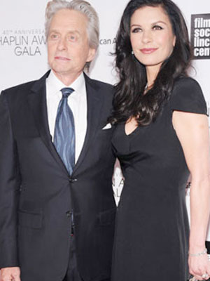-<i> Eles conversam várias vezes por dia</i>, diz fonte sobre Catherine Zeta-Jones e Michael Douglas