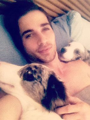 Fiuk dá bom dia postando foto ainda na cama