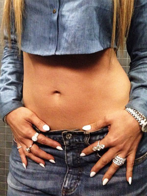 Jennifer Lopez divulga foto de barriga sarada em rede social e pergunta: <i>- adivinha quem é?</i>