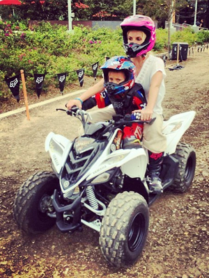 Britney Spears posta foto em momento radical com o filho