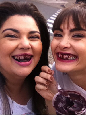 Fabiana Karla e Maria Casadevall posam para foto com os dentes sujos, veja aqui!