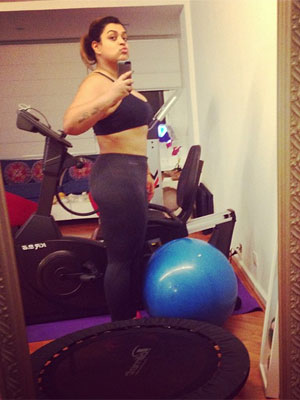 Preta Gil deixa barriga à mostra durante rotina de exercícios, veja!