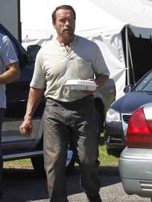 Arnold Schwarzenegger aparece barbudo e com veias saltadas