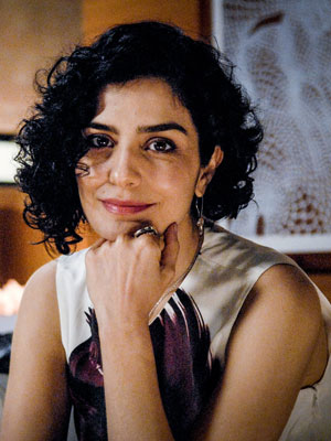 No <i>Festival de cinema do Rio do Janeiro</i>, Letícia Sabatella é atingida por rolo de papel higiênico