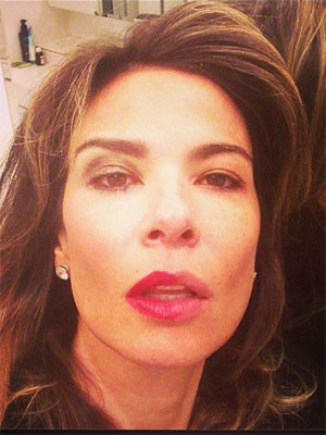 Luciana Gimenez publica foto com apenas metade do rosto maquiado