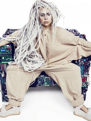Lady Gaga usa peruca com <i>dreads</i> para divulgar álbum