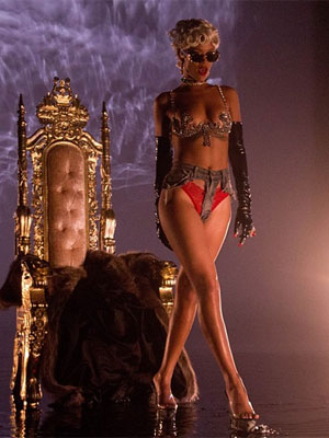 Rihanna faz poses sensuais para gravação do novo clipe