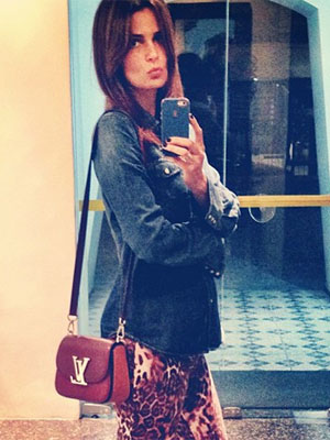 Fernanda Motta posta foto mostrando barriguinha saliente