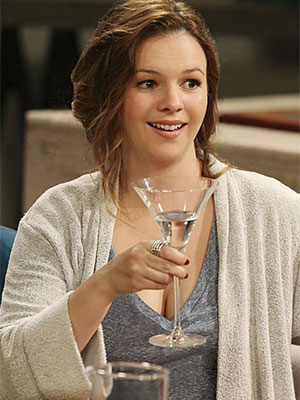 Filha de Charlie em <i>Two and a Half Men</i> entra para o elenco regular da série