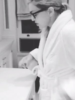 Madonna faz faxina e posta vídeo na <i>internet</i>