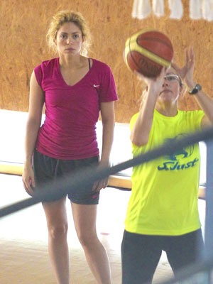 Shakira aparece sem maquiagem durante treino. Confira!