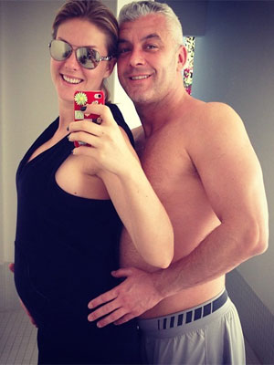 Grávida de 4 meses, Ana Hickmann mostra barriga em foto ao lado do marido