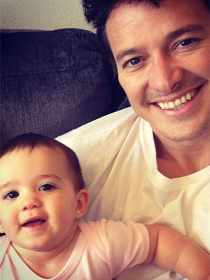 Rodrigo Faro posa sorridente ao lado da filha caçula