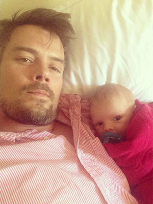 Josh Duhamel assiste a jogo de futebol com o filho e posta foto, veja aqui!
