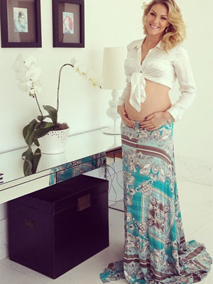 Ana Hickmann mostra a barriga de grávida