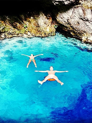 Paloma Bernardi faz referência ao filme <i>A Lagoa Azul</i> com o namorado