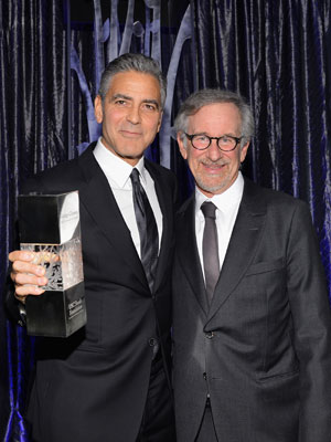 Steven Spielberg concede prêmio de Embaixador da Humanidade a George Clooney