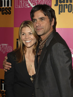John Stamos não se interessou por Lori Loughlin em <i>Três É Demais</i>, pois queria mulheres <i>selvagens</i>