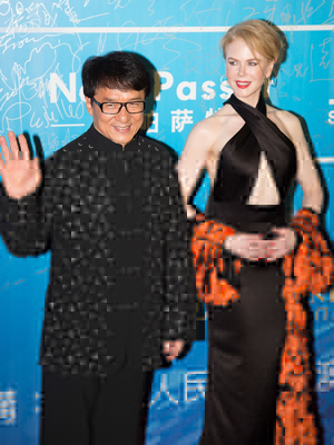 Nicole Kidman usa vestido preto com decote e deixa abdômnen à mostra na China