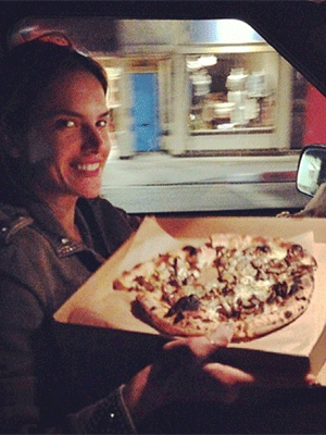 Modelo Alessandra Ambrósio aparece segurando uma pizza em foto na <i>internet</i>