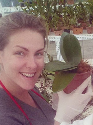 Ana Hickmann posta foto sem maquiagem cuidando do orquidário, veja!