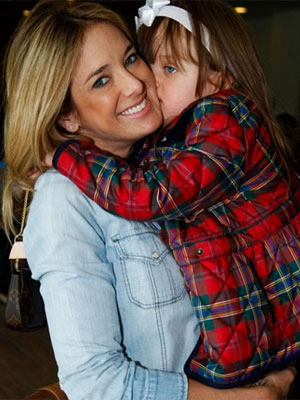 Ticiane Pinheiro posta foto ganhando beijinho da filha