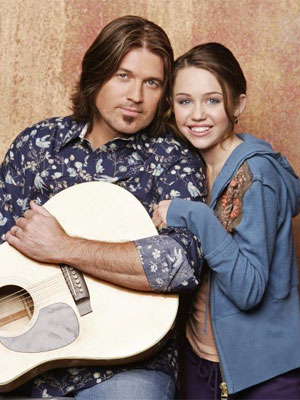 Pai de Miley Cyrus afirma que a cantora está mais feliz após término do noivado