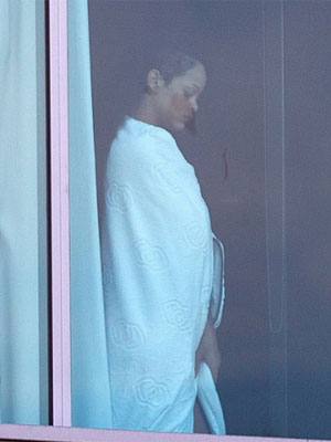 Rihanna reclama de flagra só de toalha