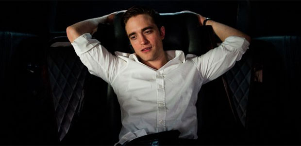 Robert Pattinson está fazendo bronzeamento artificial e malhando