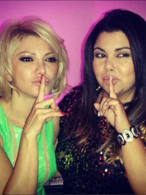 Antonia Fontenelle posa ao lado de Fabiana Karla e diz: <i> Próxima capa da Playboy!</i>