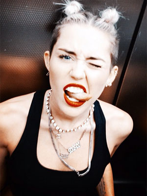 <i>As pessoas passam mais tempo pensando nisso do que eu</i>, diz Miley Cyrus sobre fim do noivado