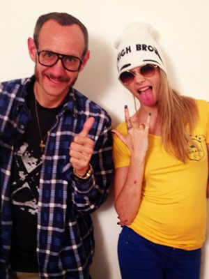 Cara Delevingne usa camiseta do Brasil e posa ao lado de Terry Richardson