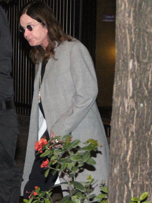 Ozzy Osbourne janta em restaurante em Ipanema