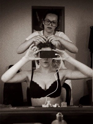 Usando apenas sutiã, Bárbara Paz divulga foto em rede social
