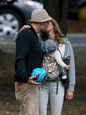 Gisele Bündchen aproveita dia no parque e troca beijos com marido