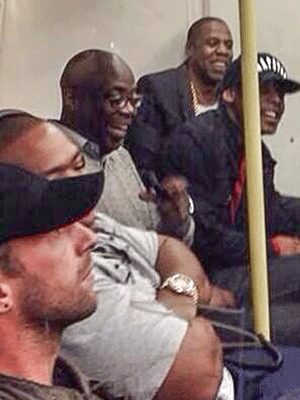 Jay-Z anda de metrô em Londres, veja a foto!