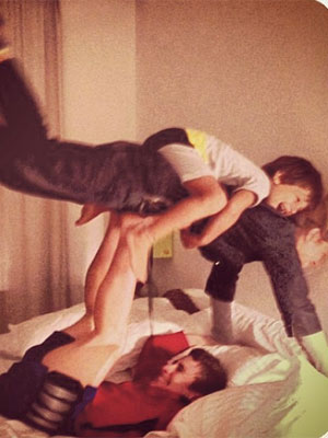 Carolina Dieckmann brinca com os filhos na cama
