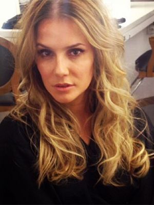 Deborah Secco muda o visual e fica loira