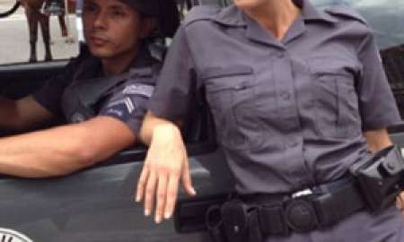 Adriane Galisteu vira policial por um dia e promete novidades