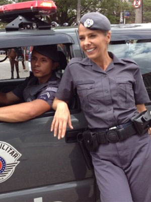 Adriane Galisteu vira policial por um dia e promete novidades
