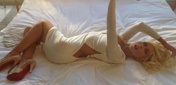 Christina Aguilera posta foto em ensaio fotográfico ousado, veja!
