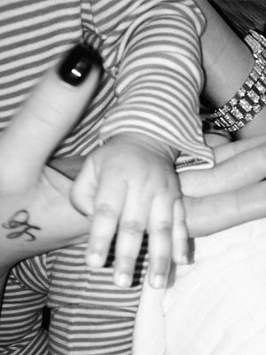 Khloé Kardashian divulga foto com filha de Kim Kardashian
