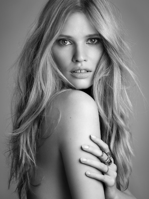 Lara Stone estrela campanha de marca de cosméticos