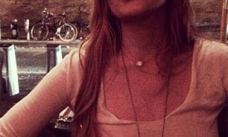 Lindsay Lohan posa sem sutiã em um restaurante. Confira!