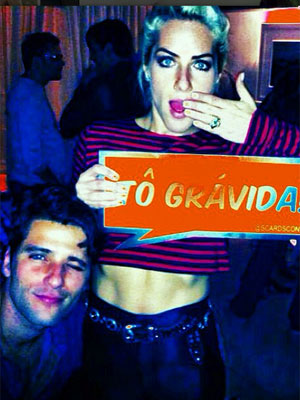 Giovanna Ewbank surpreende os fãs com placa: <i>Tô grávida!</i>